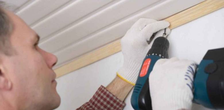 pose de lambris en bois au plafond