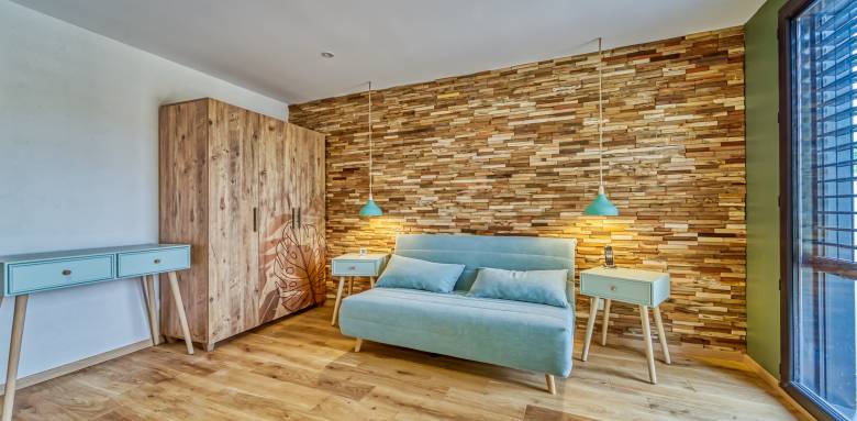 Un sol en carrelage imitation parquet aussi dans la chambre