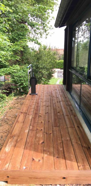 Terrasse bois exotique devant véranda