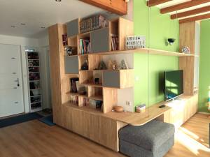 Meuble sur-mesure, jolie transition entre l'entrée et la pièce à vivre