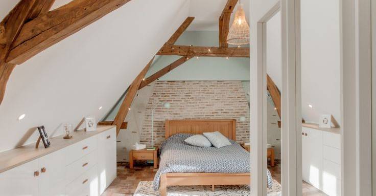 Aménager une chambre mansardée avec poutres apparentes et grand placard encastré - Rochefort 17
