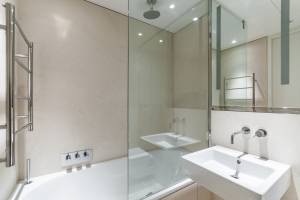 Séparer les toilettes dans une salle de bain