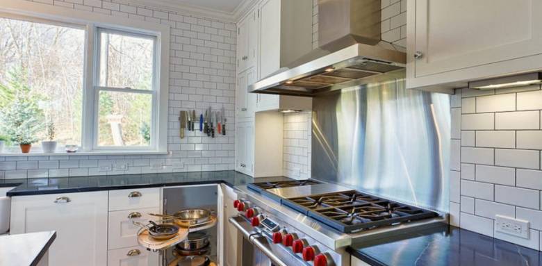 cuisine intégrée avec colonne rangement casseroles