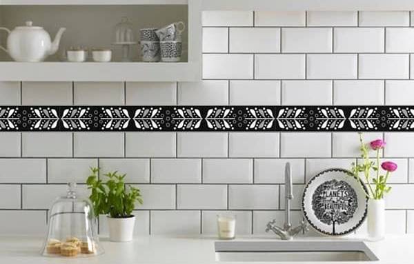 Frise type celtique pour cuisine carrelage blanc