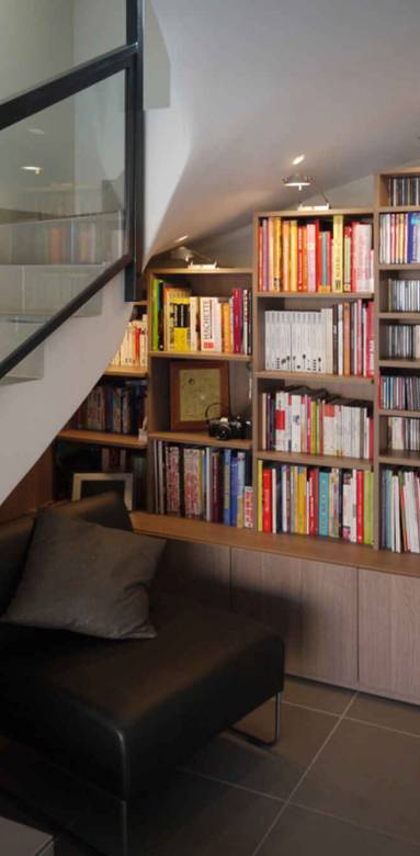 biblioyhèque sous escalier