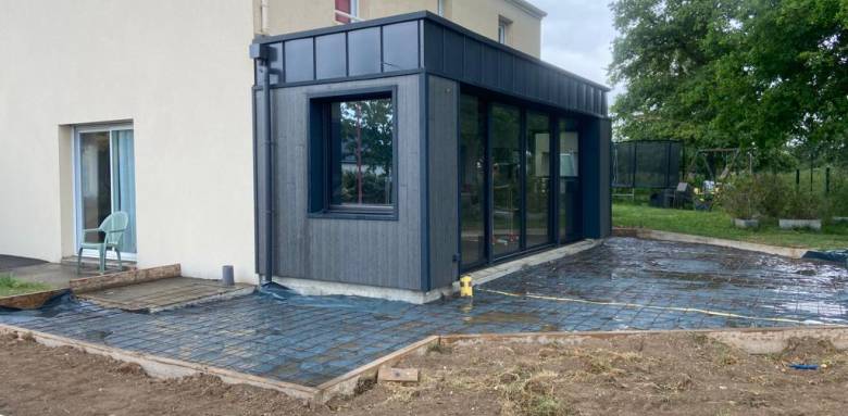 Extension de maison en ossature bois et bardage imitation zinc quartz à joints debout - Nantes (44)