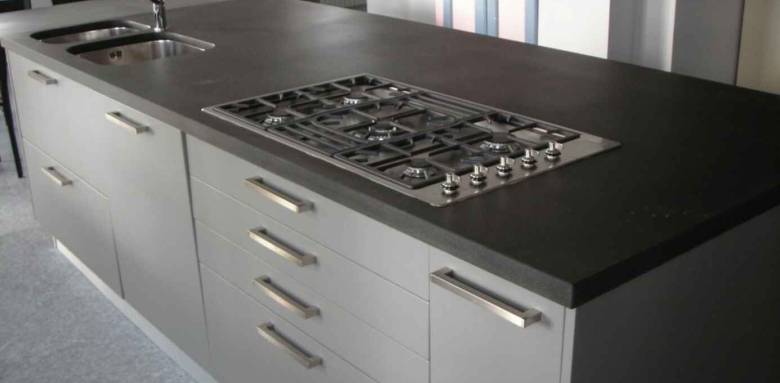 Plan de travail en granit noir, finition mate