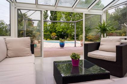 Véranda en acier blanc