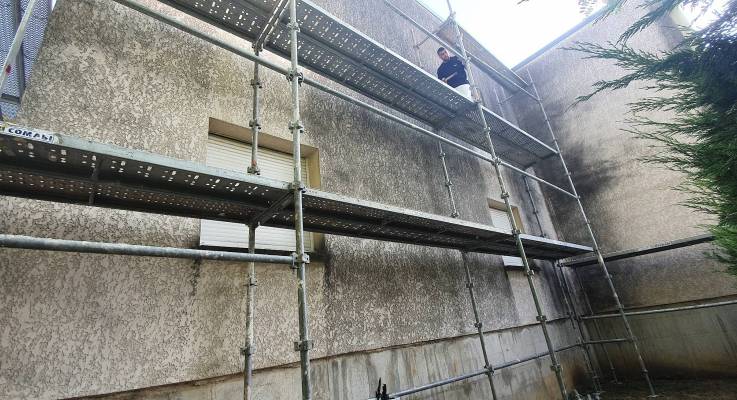 Travaux de nettoyage de façade sur locaux professionnels en cours - Brie-Comte-Robert 77170