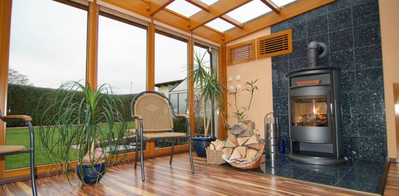 Véranda bois avec parquet sur plancher chauffante