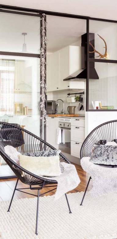 une belle verrière coulissante entre elle salon et la cuisine