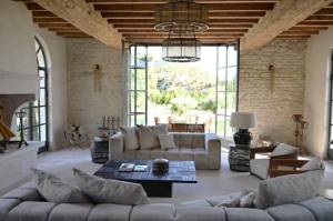 Salon rénové dans une maison - Hyères 83