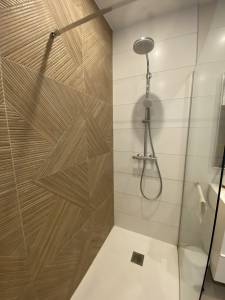Création d'une salle de bain, carrelage texturé à La Madeleine 