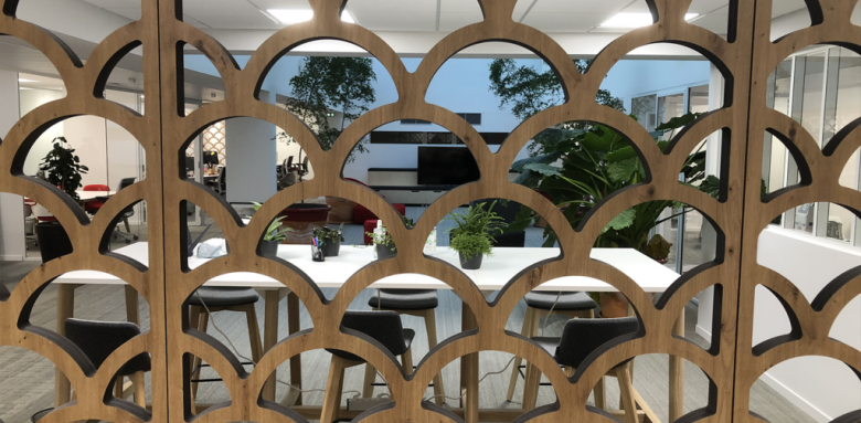 Claustra intérieure en bois flotté entre cuisine et salle à manger