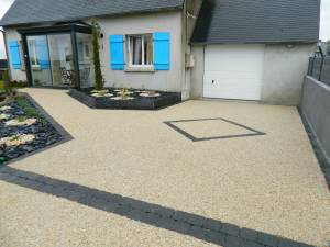 Allée extérieur en béton désactivé avec décor graphique