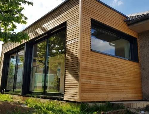 Extension bois avec baie vitrée coulissante et paroi vitrée fixe - Hyères 83