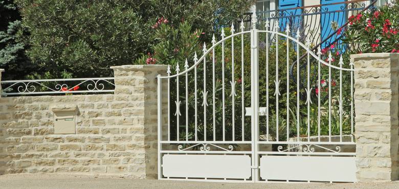 Portail double battant alu laqué blanc en barreaux verticaux sur base pleine