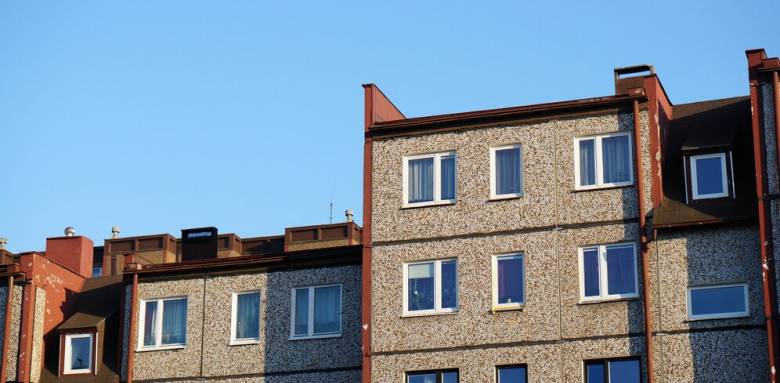 Le délai de surélévation de maison est d’environ un an, de l’idée à la réalisation. Designed by Freepik.