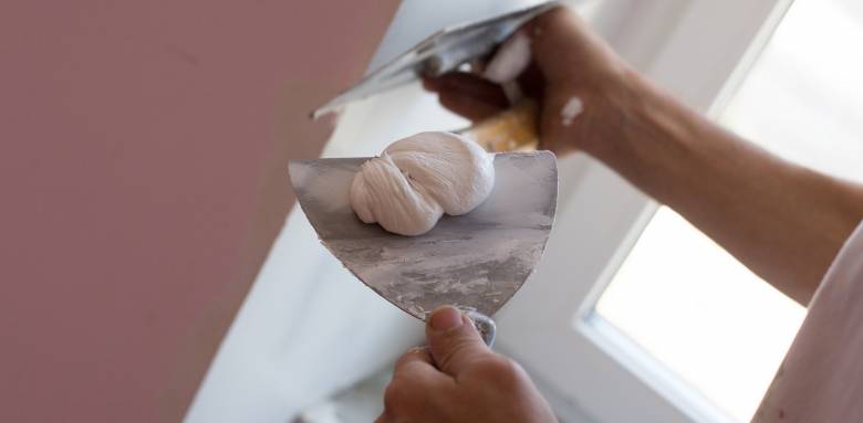 pose d'enduit pour préparer un mur avant peinture 