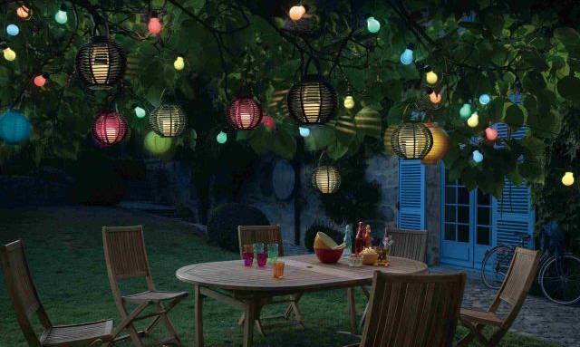 Eclairage jardin - guirlandes et suspensions nomades solaires -