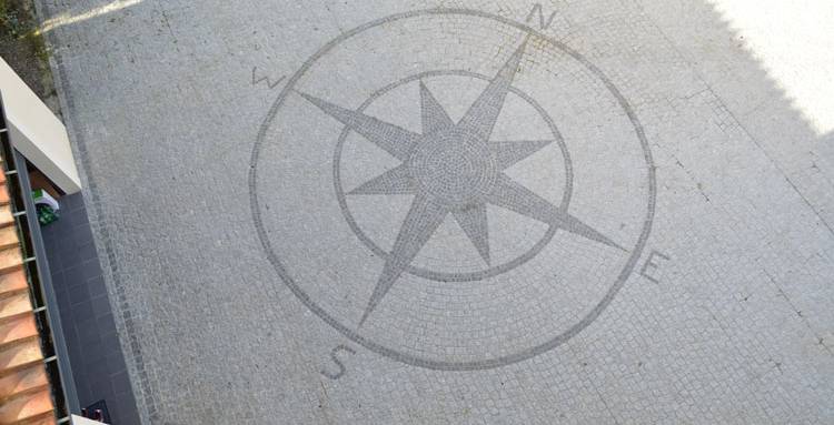 Sortie de parking béton drainant avec motifs rosace points cardinaux modèle client LMDT 