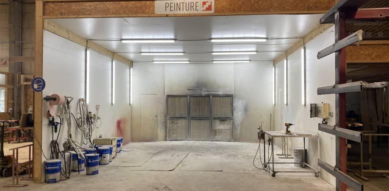 Une des dernière étape de la fabrication qui passe par la cabine de peinture 