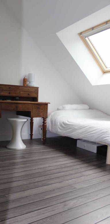 Chambre néo-rétro sous fenêtre de toit - Nantes 44