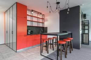 Une cuisine en rouge et noir