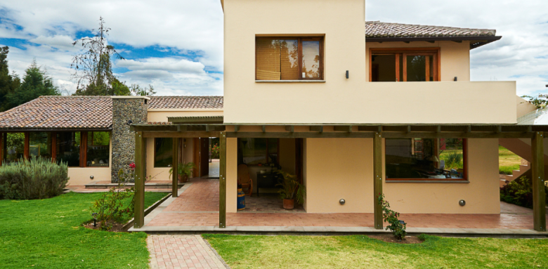 Maison moderne avec un toit plat et un toit traditionnel