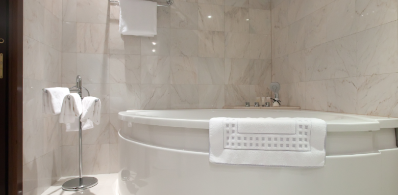 Installer une baignoire d'angle à Poissy