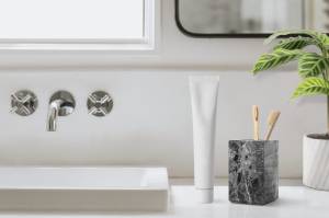 Salle de bain élégante et fonctionnelle