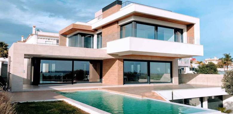 Extension surélévation dans une maison design 