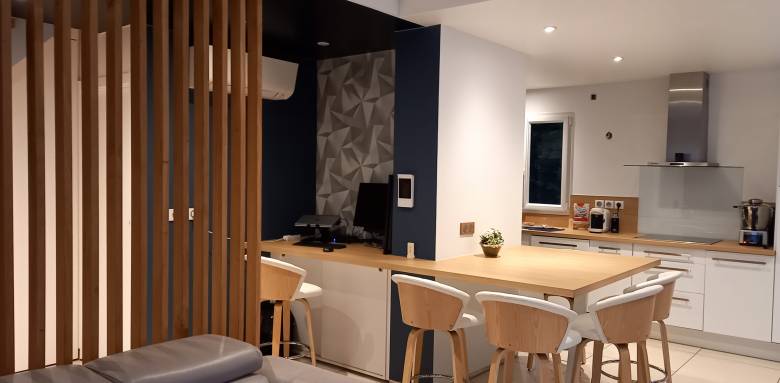 L'îlot de la cuisine ouverte sert de table pour prendre ses repas et se poursuit en un coin bureau ! 