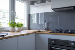 Cuisine en appartement avec crédence résine brillante