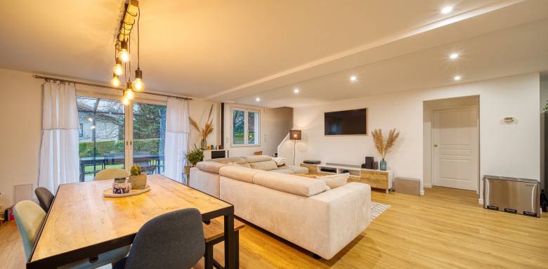 Bel exemple d'éclairage réussi : Des spots leds, de la belle lumière chaude au dessus de la table à manger, et plusieurs lampes d'appoint