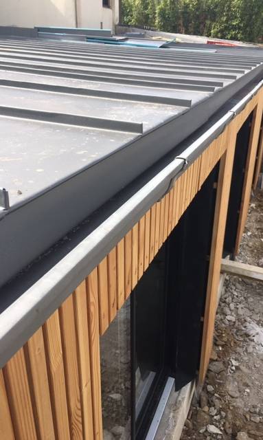 Extension ossature bois avec son bardage en Douglas et sa couverture en zinc quartz à joint debout - Nantes 44