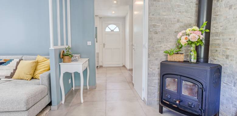 Le poêle à bois s'intègre parfaitement au salon de nos clients