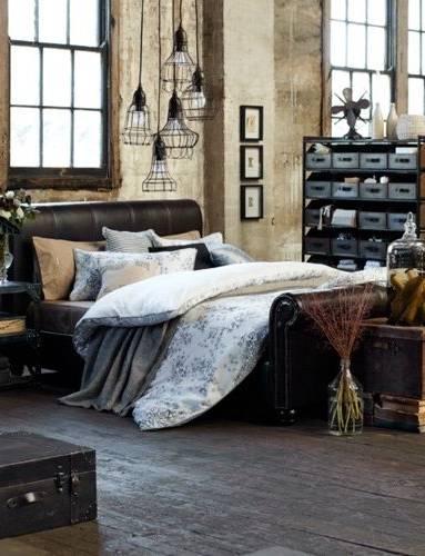 Chambre avec aménagement industriel suspension métal et casiers rangement