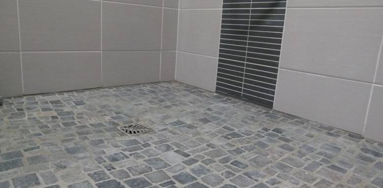 Salle de bain avec plancher chauffant