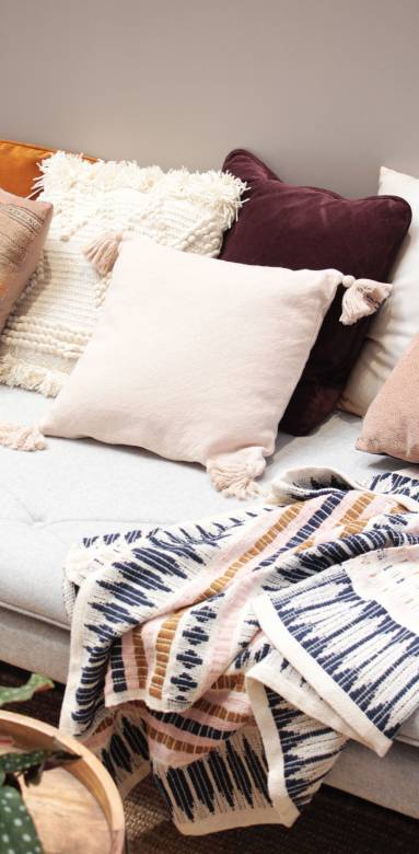 Un coin cosy dans le séjour avec beaucoup de coussins 