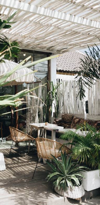 Une terrasse bohème avec une pergola pour l'abritter 