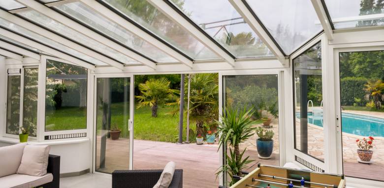 Choisir le toit de sa véranda : verre ou polycarbonate.