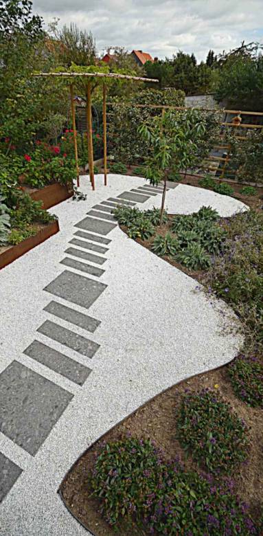Allée de jardin et espace paysager