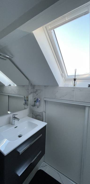 une belle fenêtre de toit pour laisser entrer la lumière