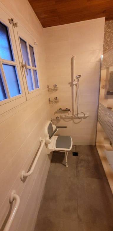 Transformation d'une baignoire en douche adaptée PMR dans le Grésivaudan