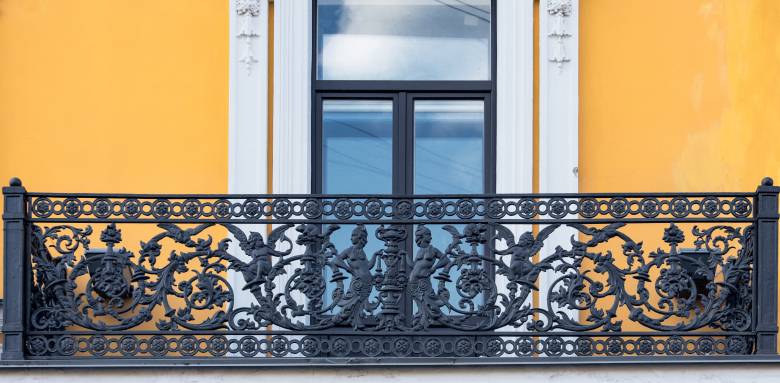 Un garde-corps en fer-forgé.