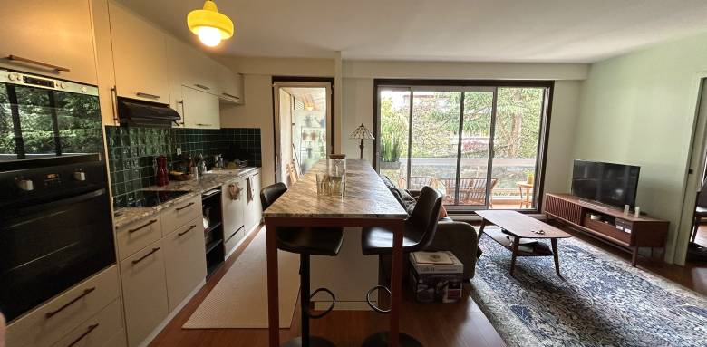 Immeuble haussmannien à Paris nécessitant une rénovation énergétique avant l'interdiction de location des DPE F en 2028