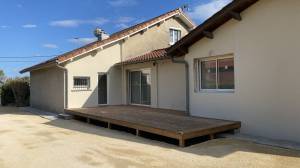 Extension de maison à Montauban : façade rénovée et terrasse bois après fermeture du préau