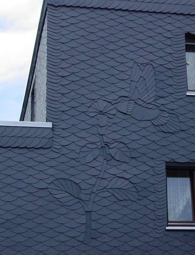 Bardage en ardoise naturelles à cassettes avec fravure décorative