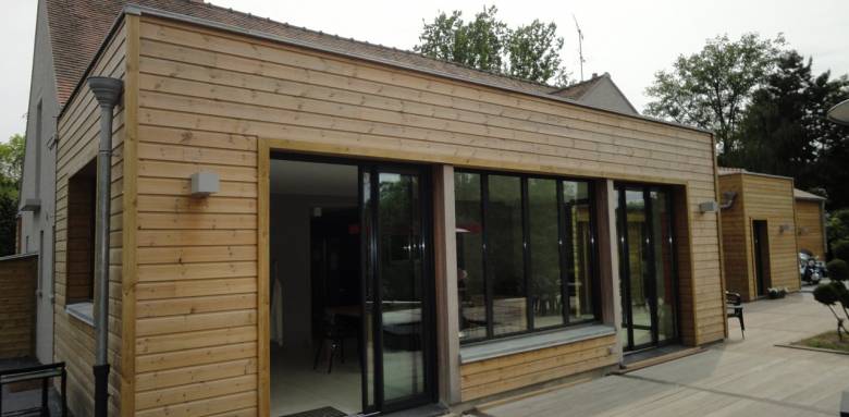 Extension de maison en bois avec grandes parois vitrées - Lille 59